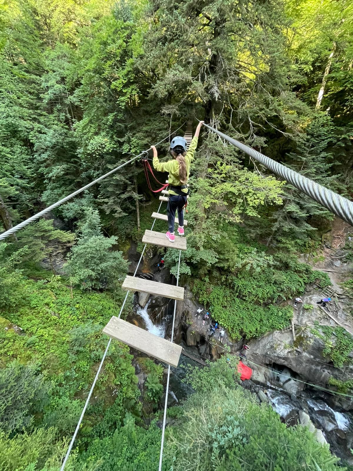 Photo de groupe traversant une passerelle pendant une activité Parcours aventure à Saint-Lary